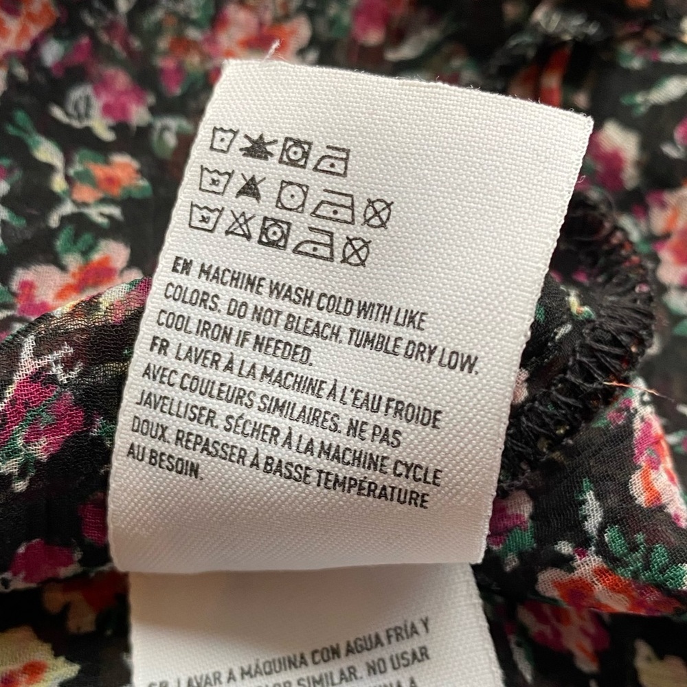 American Eagle Floral V-Neck - Picture 5 of 5